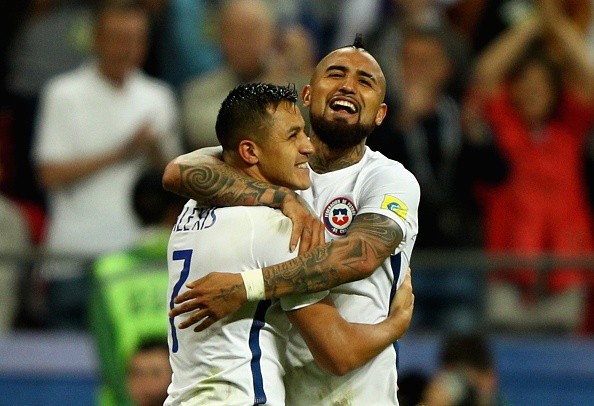 Vidal y Sánchez, juntos luego de acceder a la final de la Copa Confederaciones.
