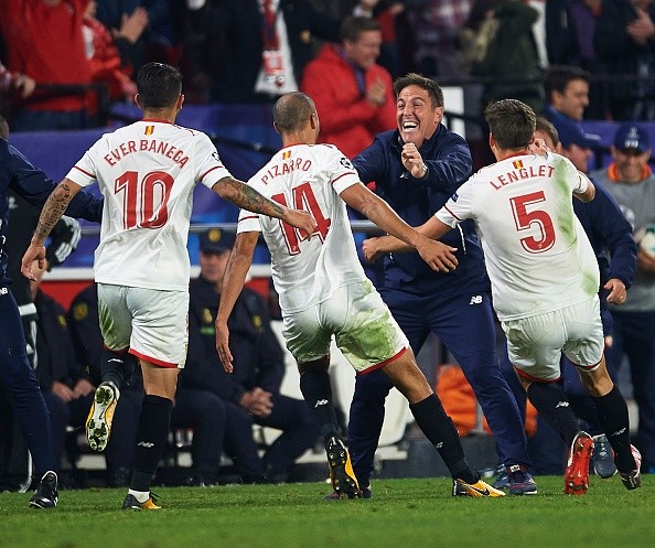 Pizarro corre hacia Berizzo y le dedica el gol. En el entretiempo les habría comunicado su problema de salud.