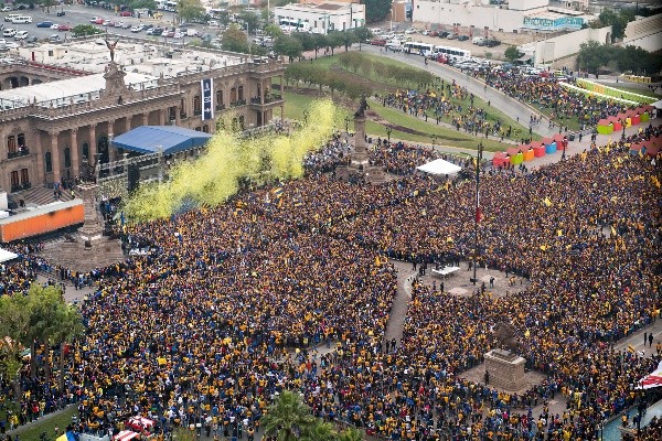 LOCURA. Casi 300 mil personas celebraron el título de Liga de Tigres.