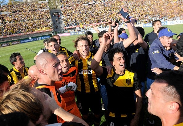 Forlán celebrando con Peñarol el Apertura 2015.