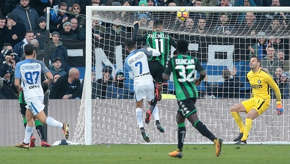 Falcinelli vence a la defensa del Inter y anota el único gol del partido.