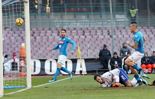 Hamsik la empuja y festeja. Se estaba convirtiendo en leyenda.