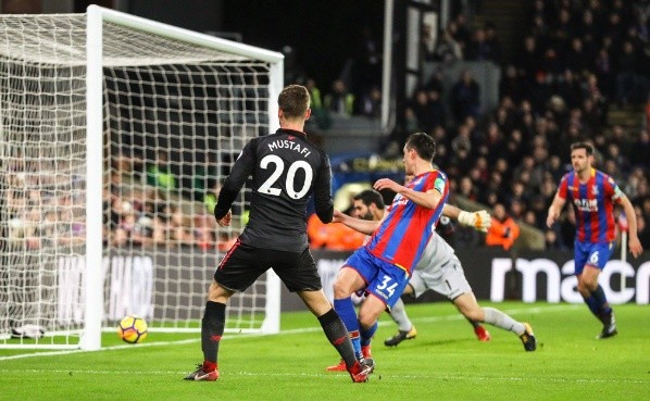 CENTRAL GOLEADOR. El momento exacto cuando Mustafi marca el 1-0 para Arsenal (Foto: Getty).