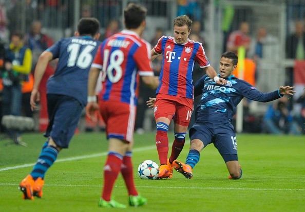 Reyes disputa el balón con Mario Goetze, del Bayern Munich.
