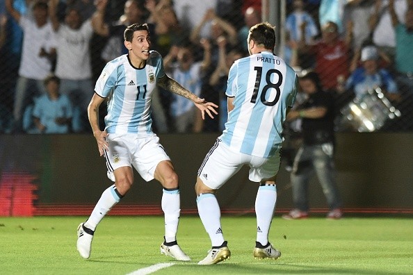 Pratto festeja junto a Di María su gol frente a Colombia.