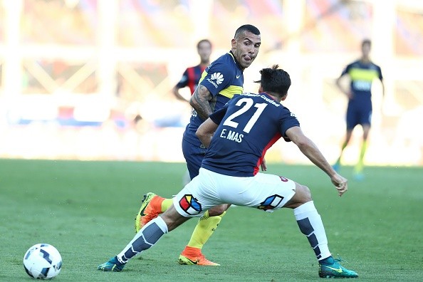 Tevez y Más luchan por la posición. Ayer rivales, ahora podrían compartir equipo.