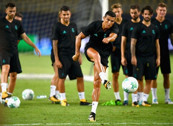 APRENDIENDO DEL MAESTRO. Todo el plantel del Real Madrid mira cómo remata Cristiano Ronaldo (Foto: Getty).