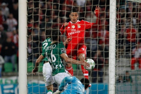 LA POLÉMICA. El momento exacto cuando Raúl Jiménez anota el 1-0.