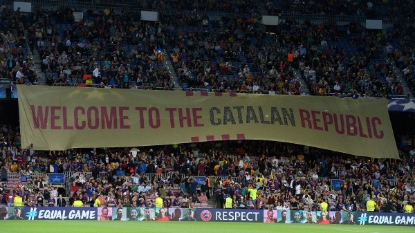 “BIENVENIDOS A LA REPUBLICA CATALANA”. Pancarta vista en el Camp Nou, que se exhibió durante un partido de Champions League.