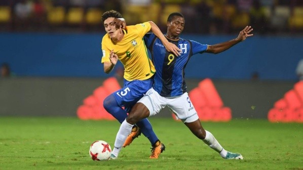 Bobsin disputa la pelota con el delantero hondureño en el último Mundial de la categoría Sub 17.
