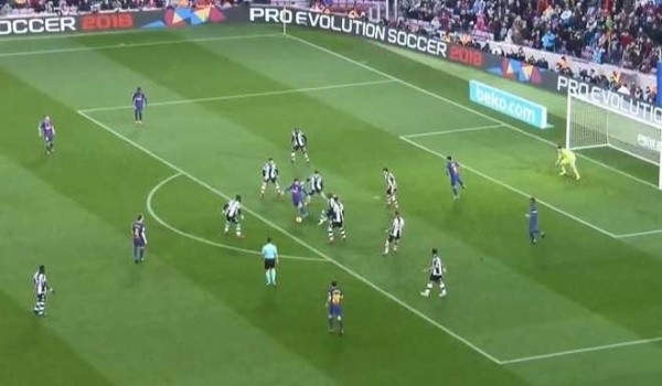 Lo tenemos rodeado, Lionel. Messi largó la pelota entre 18 piernas. ¡Animal!