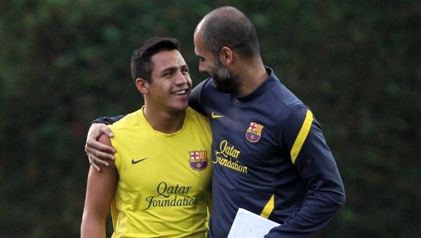 COMO PADRE E HIJO. Guardiola y Alexis Sánchez mantienen una gran relación desde Barcelona.