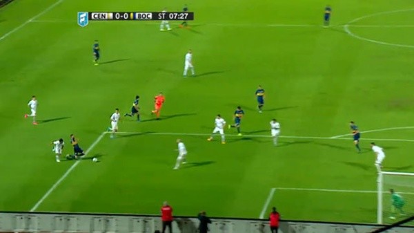 LA GRAN POLÉMICA. Peruzzi cae afuera del área pero Ceballospenal.