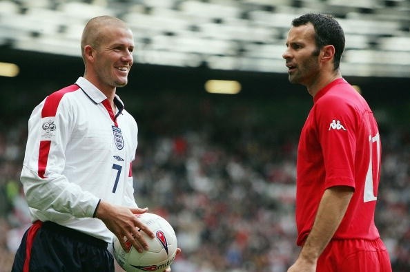 Junto a David Beckham en un Gales – Inglaterra. Giggs se sumó a la lista de grandes jugadores que nunca pudieron disputar un Mundial.