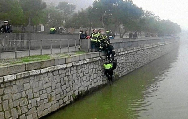 La Policía rescata el cuerpo de Jimmy en el Río Manzanares.