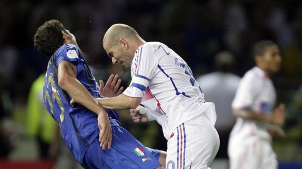 LA TARJETA MÁS ICÓNICA DE FRANCIA. Zidane golpea a Materazzi en la final de Alemania 2006.