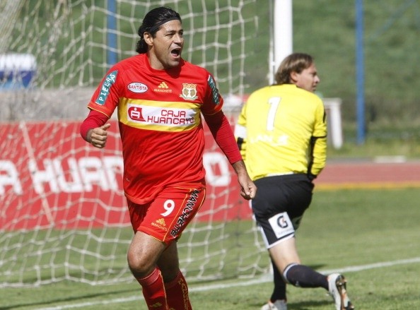 Ibarra jugando para Huancayo en 2013, casi en el final de su carrera. Es el máximo goleador de la Primera División peruana.