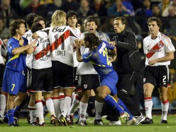 UNA DE LAS TANTAS. Barijho corre para rodear a los jugadores de River en el tumulto de la discusión.