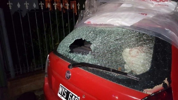 ASÍ QUEDARON. Los vecinos denuncian que varios de los disparos fueron contra autos que estaban en la calle.