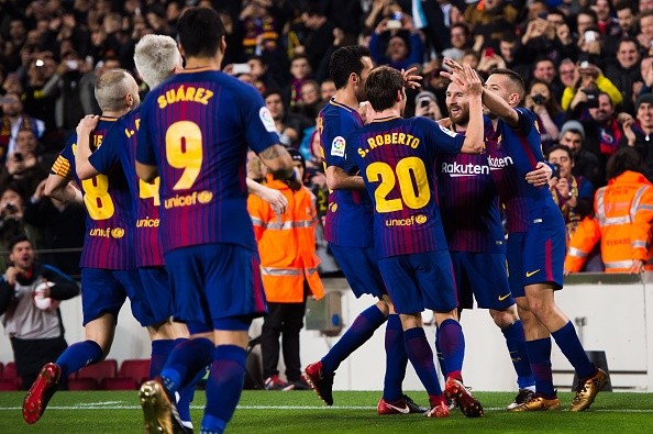 Rakitic y Sergi Roberto festejan, junto a varios jugadores, el gol de Messi ante Espanyol.