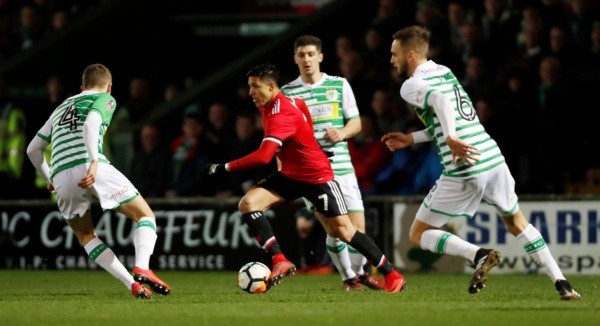 ENTRE TRES. Alexis Sánchez busca salir del triángulo que le planteó el Yeovil Town.