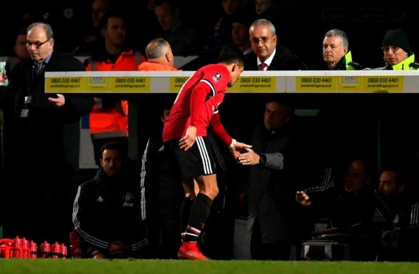 FIN DE LA OBRA. Alexis Sánchez se retira del campo rumbo al banco de suplentes por la FA Cup (Foto: Getty).