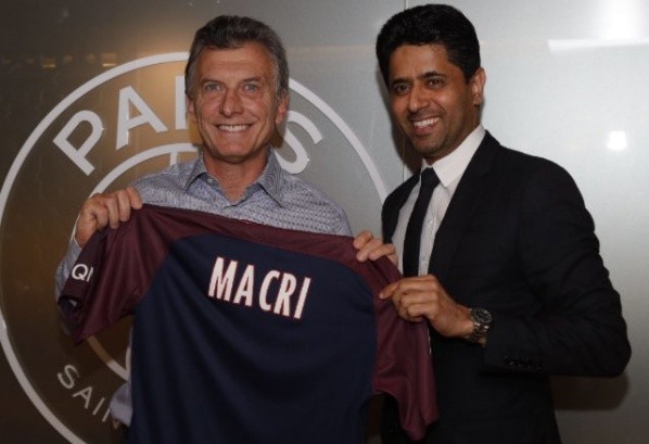 NUEVO FICHAJE. Macri posa con su uniforme como si fuese nuevo jugador del PSG.