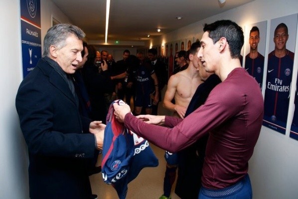 SORPRESA. La reacción de Macri cuando Di María le entrega su camiseta.