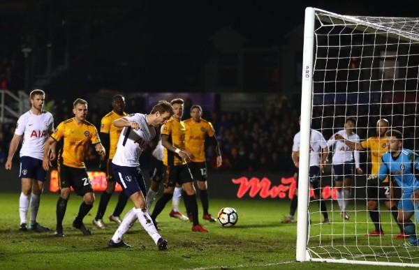 Kane salvó las papas de los Spurs.