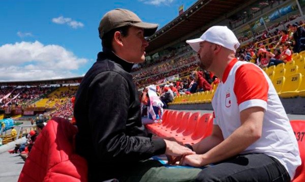 José Richard recibe señas en sus manos para saber las incidencias del partido (EL TIEMPO DE COLOMBIA)