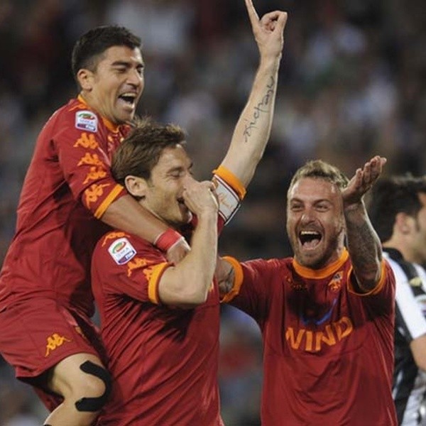 VIEJOS COMPAÑEROS. Pizarro junto a Totti y De Rossi en la Roma.