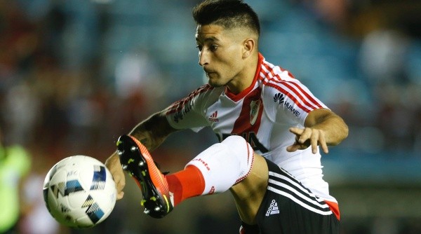 Casco con la camiseta de River Plate.