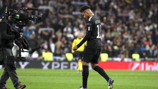 CABIZBAJO. Así se retiró Neymar del Bernabéu después de la derrota.
