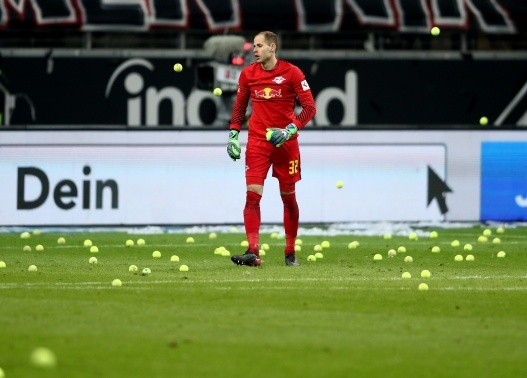PeterGulacsi, portero del Leipzig, sufre con la protesta de los hinchas rivales