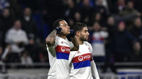 Memphis Depay un gesto jugando para Lyon.