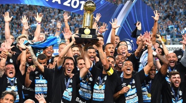 SALUD, CAMPEÓN. Geromel levanta con Maicon la Recopa Sudamericana en Porto Alegre.