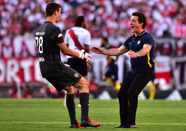 Werner se abrazó con el técnico de Boca tras el cuarto gol en la victoria ante River en el Estadio Monumental.