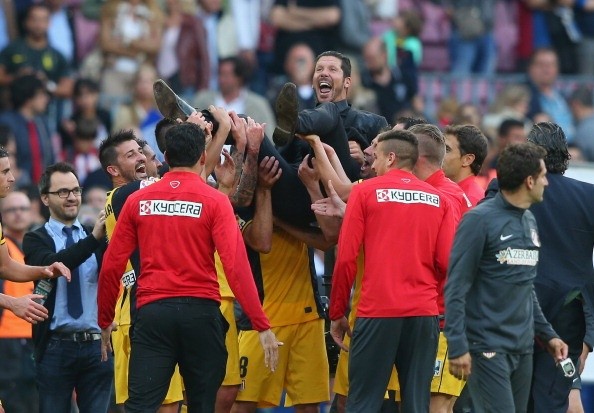 El Cholo, malteado en el Camp Nou tras la obtención de La Liga.