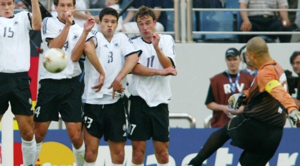 Chilavert atemorizaba a toda la barrera alemana, con Ballack incluído, en un Paraguay - Alemania en el Mundial de Corea Japón 2002.