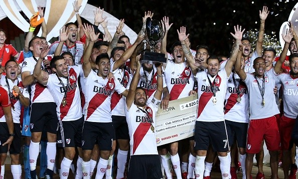 River festejó el título de forma moderada, pero con los jugadores de Boca mirándolos a un costado.