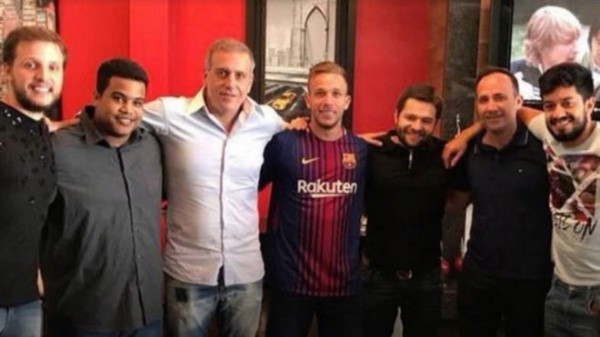 DE CULÉ. Arthur con directivos del Barcelona y vistiendo la playera azulgrana.