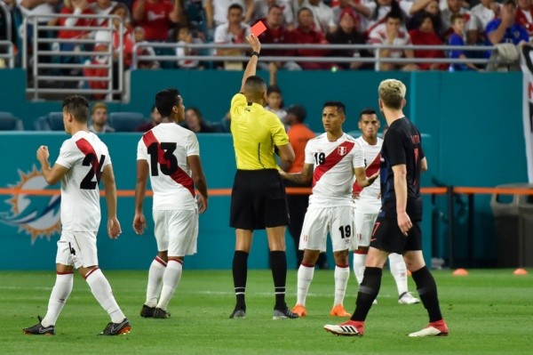 Yotún ve la roja y no lo puede creer. El mediocampista cumplirá la fecha de suspensión ante Islandia.