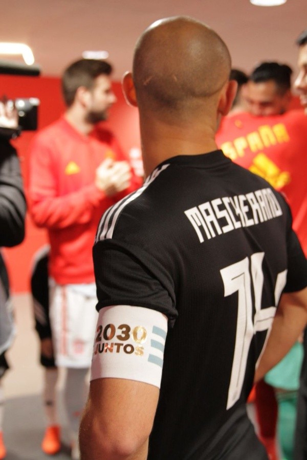 Javier Mascherano posando en el pasillo con el brazalete promocionando el Mundial 2030 junto a Uruguay y Paraguay