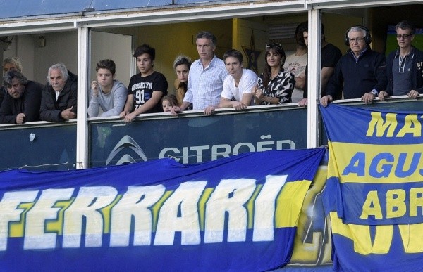 Adrián Suar junto a Mauricio Macri en el palco de Boca.