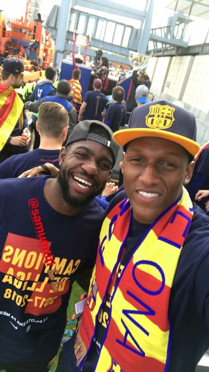 Pelean por el puesto, disfrutan por el logro de ambos. Yerry junto a Umtiti
