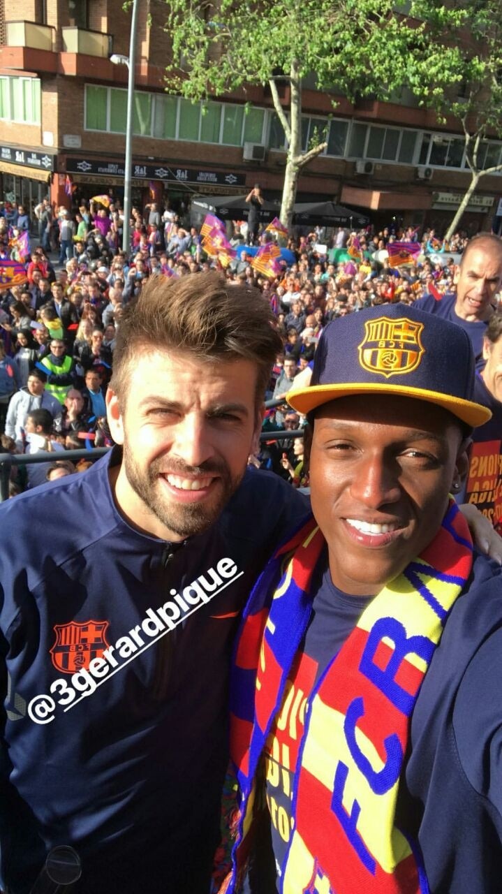 Foto con uno de los emblemas de este Barcelona campeón: Gerard Piqué