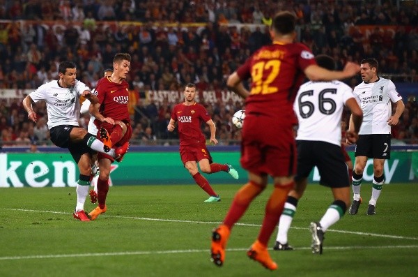 EL MOMENTO EXACTO. El despeje de Lovren va justo a la cabeza de Milner (Foto: Getty).