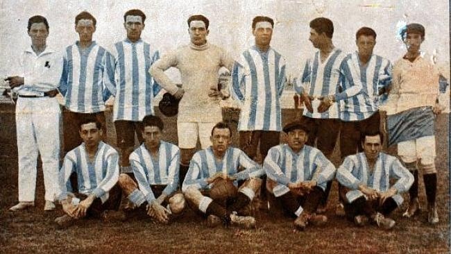 El equipo de Racing en 1913, el cual comenzó con la histórica serie de consagraciones