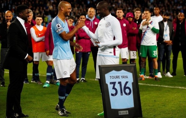 GRACIAS POR TODO. Kompany saludo a Toure Yaya en su último partido en el Etihad Stadium.