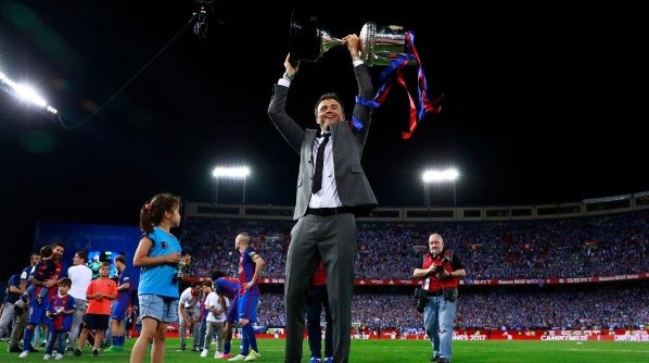Luis Enrique levantando la Copa del Rey.